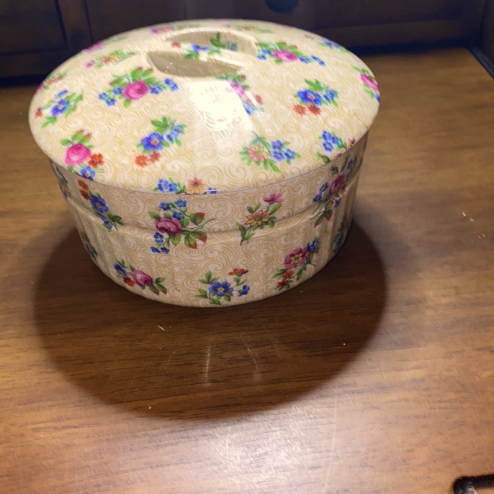 VINTAGE FLORALS CERAMIC BOWL WITH A LID.